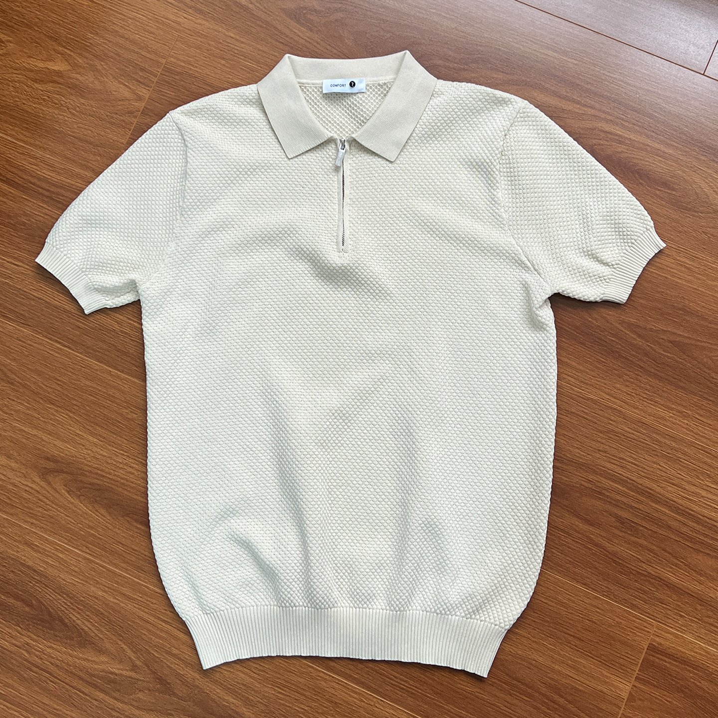 Old-fashioned textured short-sleeved polo shirt